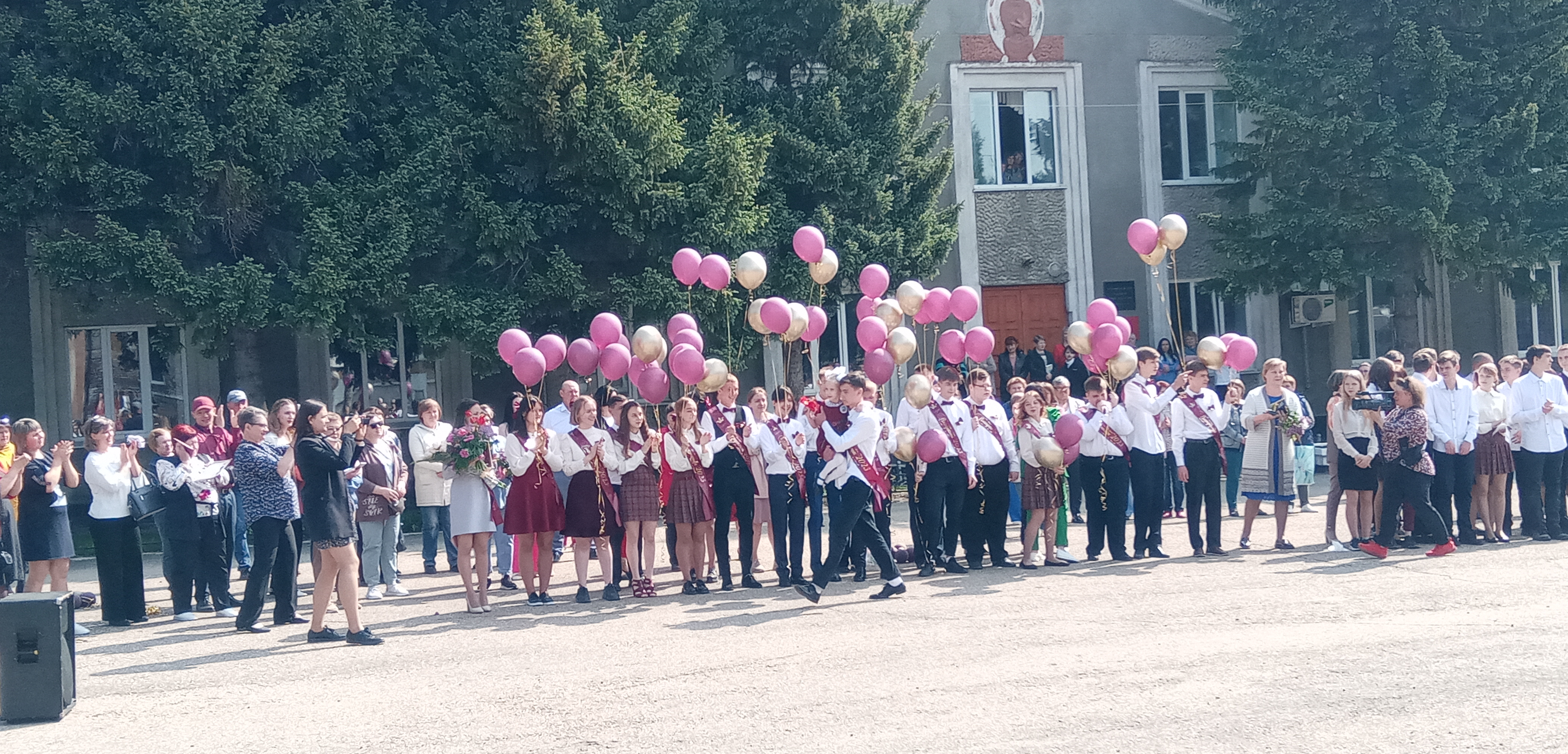 В Усть-Пристанском районе прозвенели последние школьные звонки.