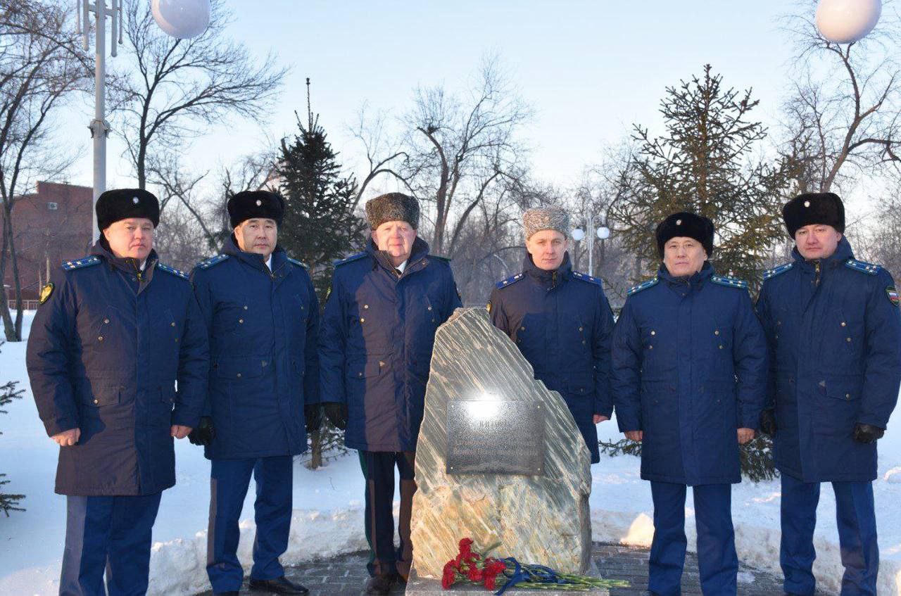 В ходе рабочей поездки в Алтайский край заместитель начальника управления Генеральной прокуратуры Российской Федерации по Сибирскому федеральному округу Баир Доржиев принял участие в возложении цветов и почтил память героев-фронтовиков.