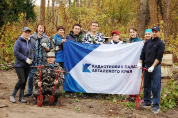 10 тысяч деревьев за один рабочий день высадили представители пяти организаций Алтайского края.