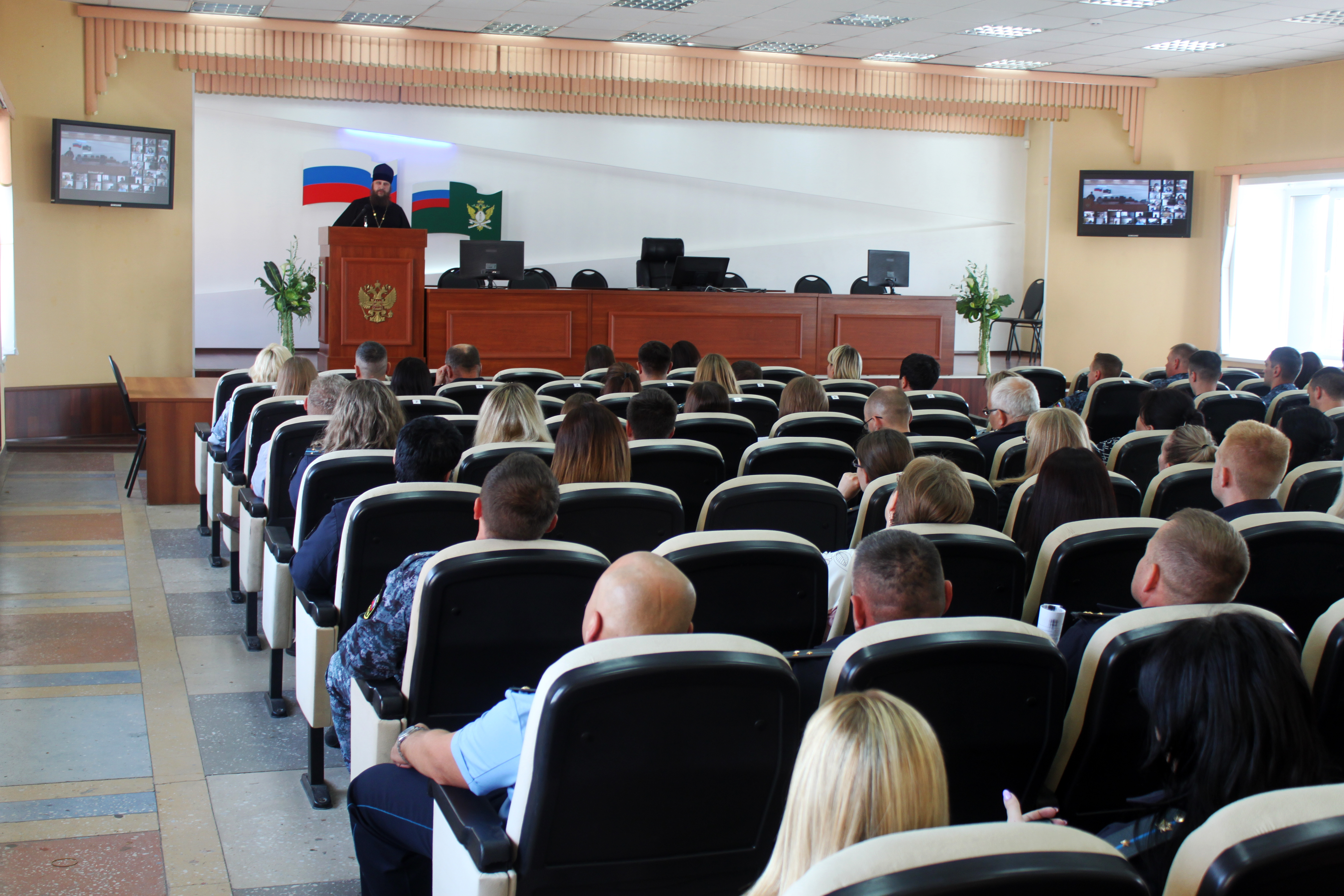 Представитель Барнаульской епархии рассказал судебным приставам о  празднике Крещения Руси.