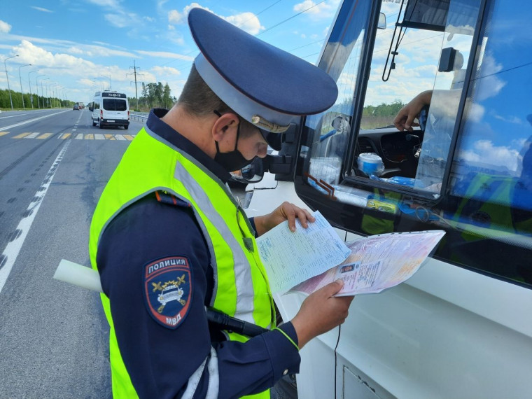 Алейская Госавтоинспекция проводит комплексные мероприятия, направленные на пресечение нарушений ПДД, связанных с перевозкой пассажиров автобусами.. Алейская Госавтоинспекция проводит комплексные мероприятия, направленные на пресечение нарушений ПДД, связанных с перевозкой пассажиров автобусами..