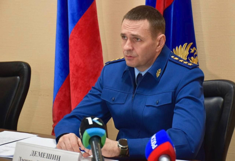 Заместитель Генерального прокурора России Дмитрий Демешин провел личный прием граждан в городе Новоалтайске. Заместитель Генерального прокурора России Дмитрий Демешин провел личный прием граждан в городе Новоалтайске.